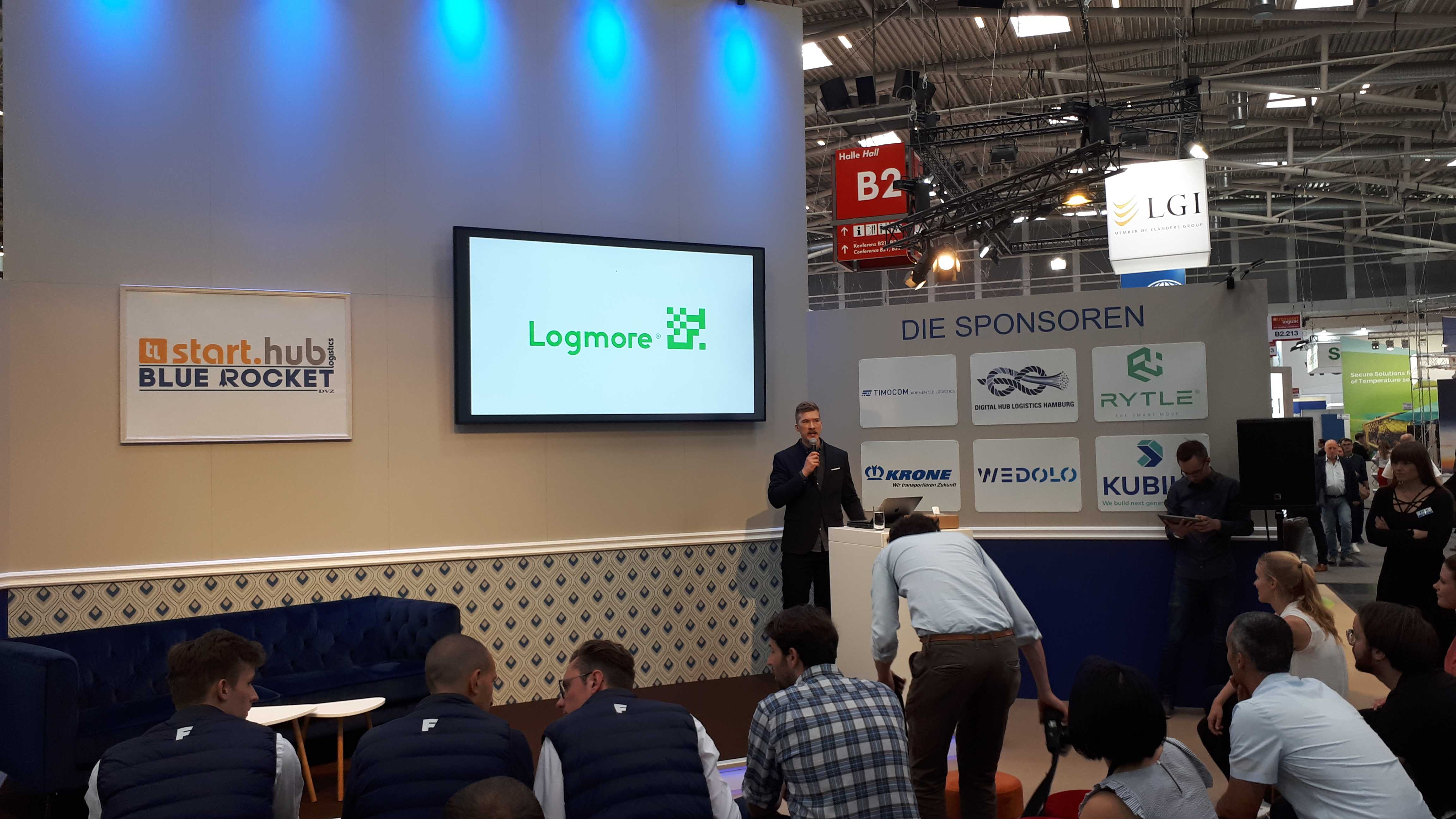 logmore-niko-polvinen-pitching-at-stage